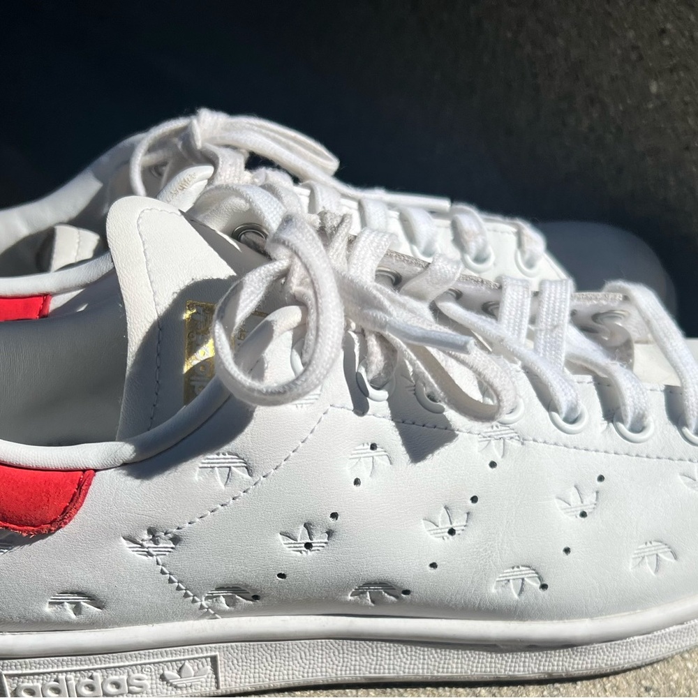 Stan smith Sneakers with Red/gold Accent - Picture 6 of 9